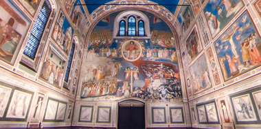 Foto degli affreschi nella parete d'ingresso della Cappella degli Scrovegni di Giotto raffiguranti il gudizio universale.