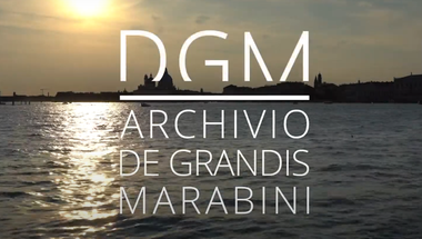 Foto della laguna di Venezia con la scritta bianca al centro: "DGM. Archivio De Grandis Marabini".