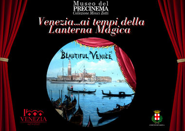 Poster di un'esposizione al "Museo del Precinema. Collezione Minici Zotti". Un sipario rosso incornicia una scena raffigurante la Basilica di San Marco e gondole a Venezia, con la scritta "Beautiful Venice". Il titolo dell'esposizione "Venezia...ai tempi della Lanterna Magica" è scritto in alto su sfondo nero. In basso a sinistra c'è il logo del Comune di Venezia.