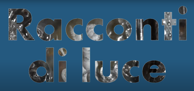 Sfondo blu con una grande scritta argentata "Racconti di luce".