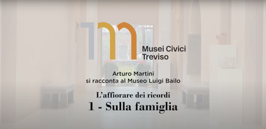 In alto c'è il logo dei "Musei Civici di Treviso". Sotto "Arturo Martini si racconta al Museo Luigi Bailo" e "L'affiorare dei ricordi. 1-Sulla famiglia".
