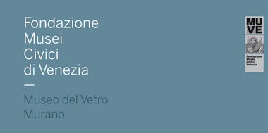 Pagina di presentazione del museo. Sfondo azzurro con a sinistra la scritta bianca "Fondazione Musei Civici di Venezia", seguita dalla scritta blu "Museo del Vetro Murano". A destra c'è il logo della Fondazione Musei Civici Venezia.