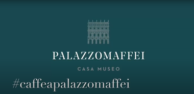 Sfondo verde con il logo del "Palazzo Maffei" al centro. Sotto, la scritta "Casa museo" e "#caffeapalazzomaffei".
