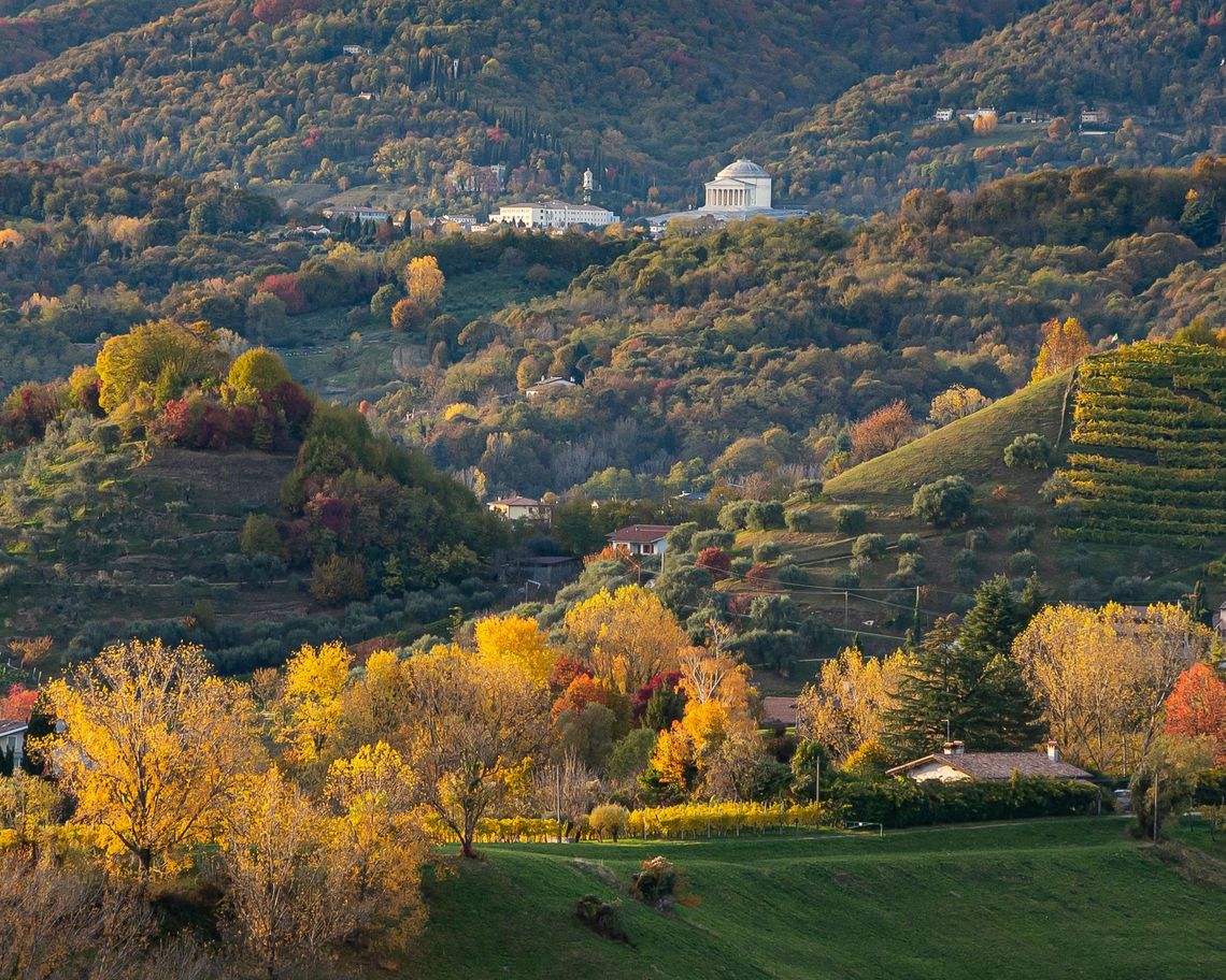 tempio di Possagno tra le colline con vegetazione e colori autunnali