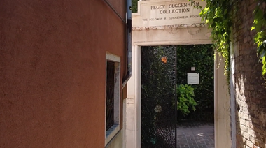 Facciata esterna della Peggy Guggenheim Collection: un'insegna in marmo bianco indica l'ingresso al museo.