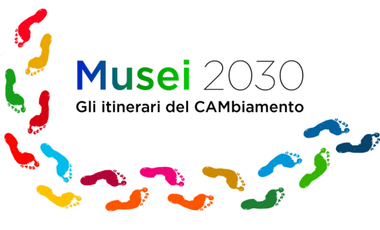 Sfondo bianco con al centro la scritta "Musei 2030. Gli itinerari del cambiamento". Intorno ci sono delle impronte colorate dei piedi.