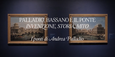 Foto della mostra con al centro la scritta bianca "Palladio, Bassano e il ponte. Invenzione, storia, mito. I ponti di Andrea Palladio".