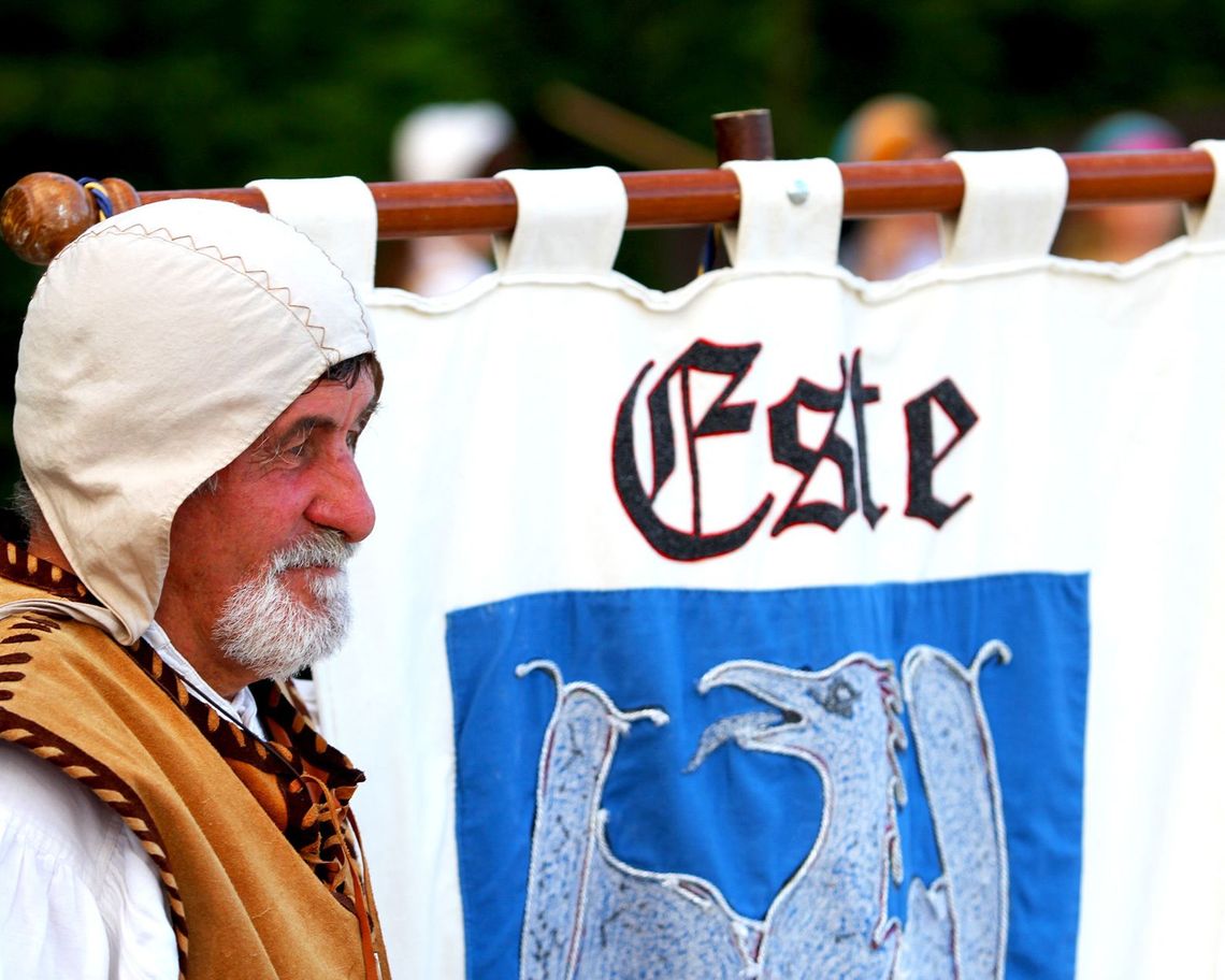 figurante in costume con un vessillo con lo stemma della città di Este