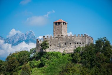 castello sul colle con cielo azzurro