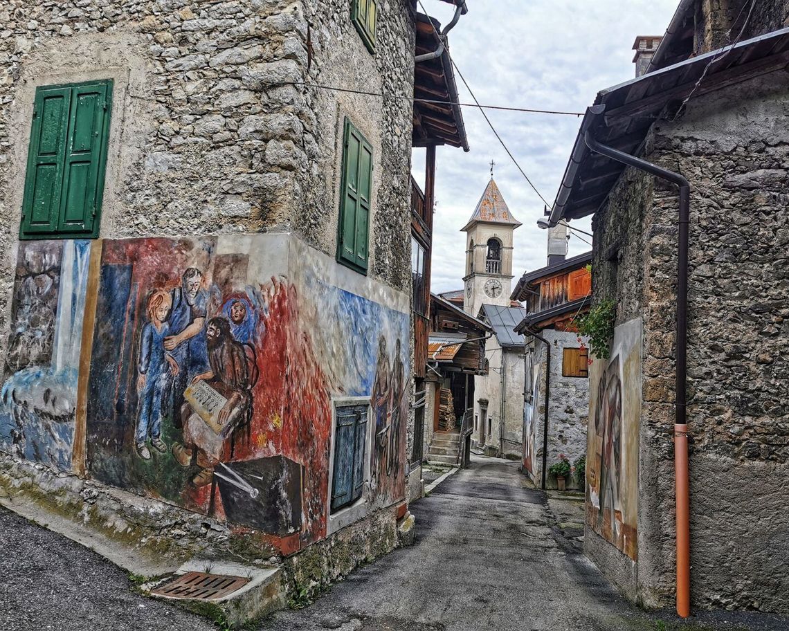 Scorcio di Cibiana di Cadore con murales