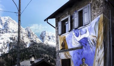 Paesaggio di montagna e murale di un uomo e un cavallo