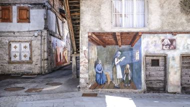 Murale con donne che leggono una lettera