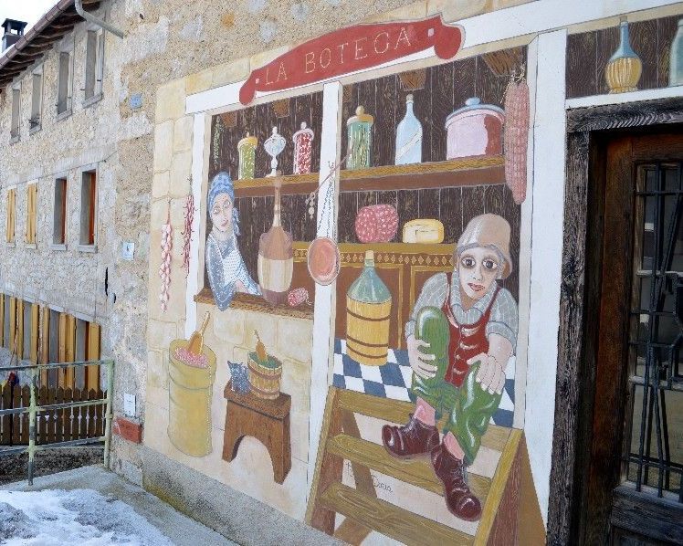 Murale di una bottega con due osti e prodotti tipici, fiaschi di vino, salumi, formaggi,...