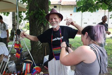 Riprese del protagonista alle prese con la sarta di scena
