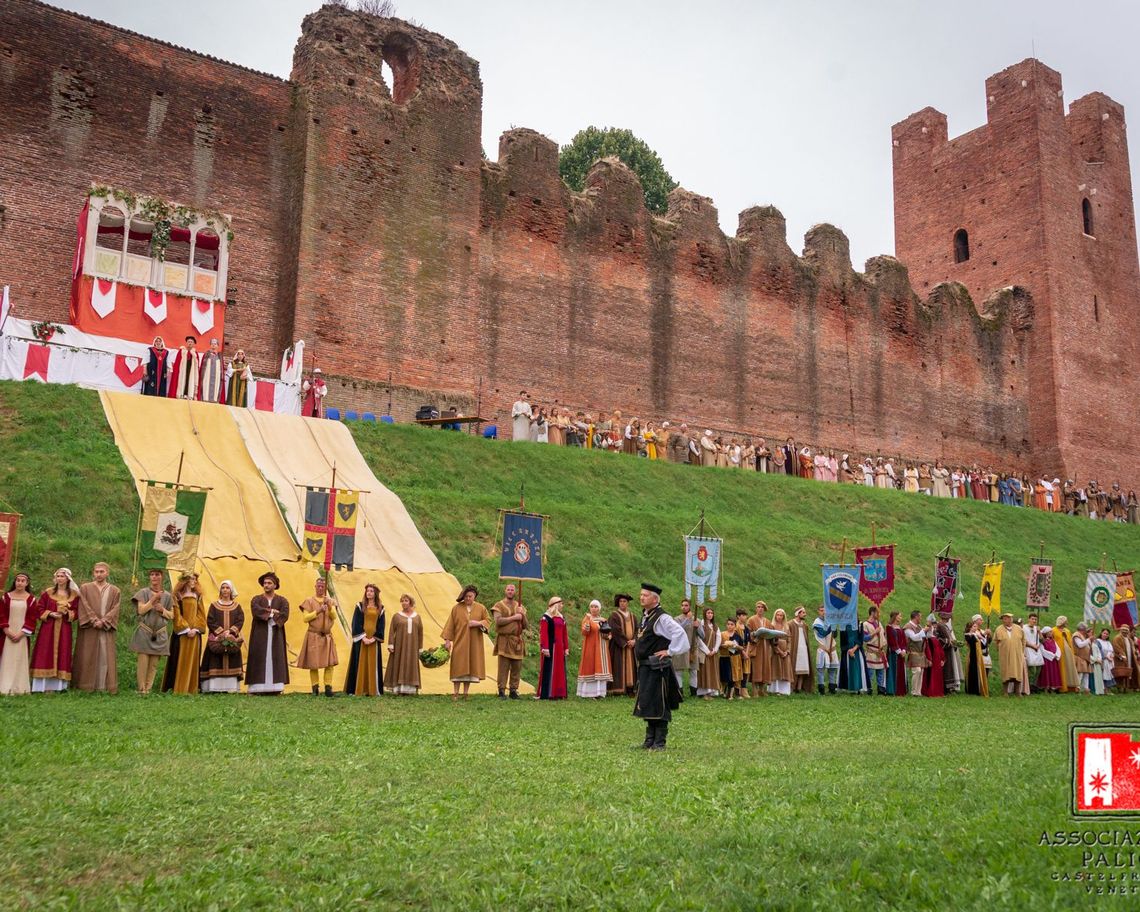 Figuranti in costume d'epoca davanti al castello