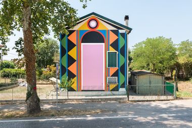 Murale geometrico che crea la cornice di una porta