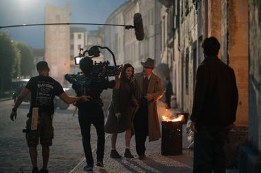 gli operatori con microfono e macchinari riprendono Sarah Felberbaum e Andrea Pennacchi per le vie della città