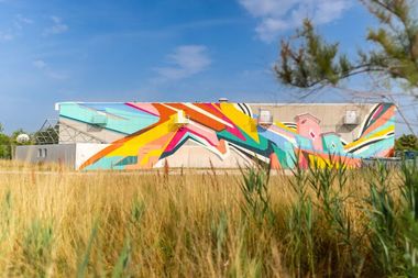 Murale di un'astratto scorcio di Caorle con le sue tipiche case colorate