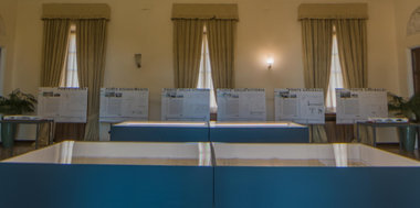 Foto della mostra sui ponti, con i cartelli espositivi in fondo alla sala che descrivono i ponti Catena, Risorgimento, della Vittoria e Garibaldi.