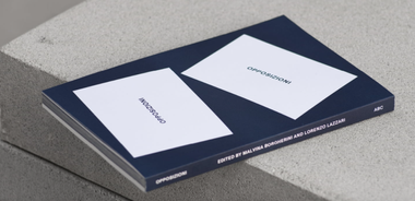 Catalogo del progetto "Opposizioni". La copertina, di colore blu, riporta il titolo in bianco su entrambi i lati.