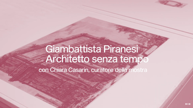 Dettaglio di una mostra su Giambattista Piranesi, con un'incisione dell'artista. Su sfondo rosa, al centro c'è la scritta bianca "Giambattista Piranesi. Architetto senza tempo. Con Chiara Casarin, curatore della mostra".