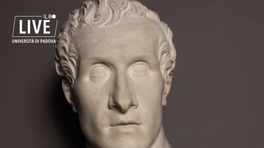 Volto di una scultura di Antonio Canova. In alto a sinistra c'è il logo de "Il Bo Live. Università di Padova".
