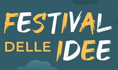 Logo del festival: sfondo blu con la scritta gialla e bianca "Festival delle idee".