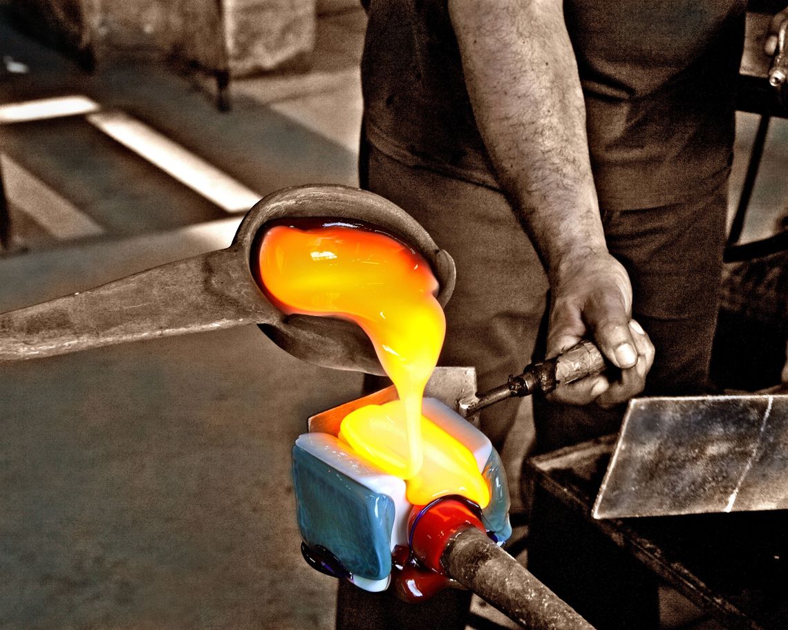 Colata di pasta di vetro incandescente su stampo per perla