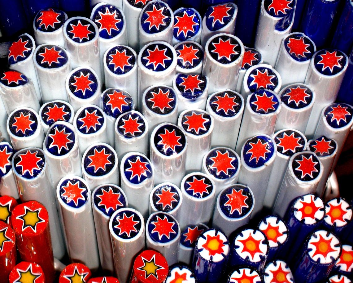 canne di vetro per murrine di colore blu, rosso, bianco e giallo