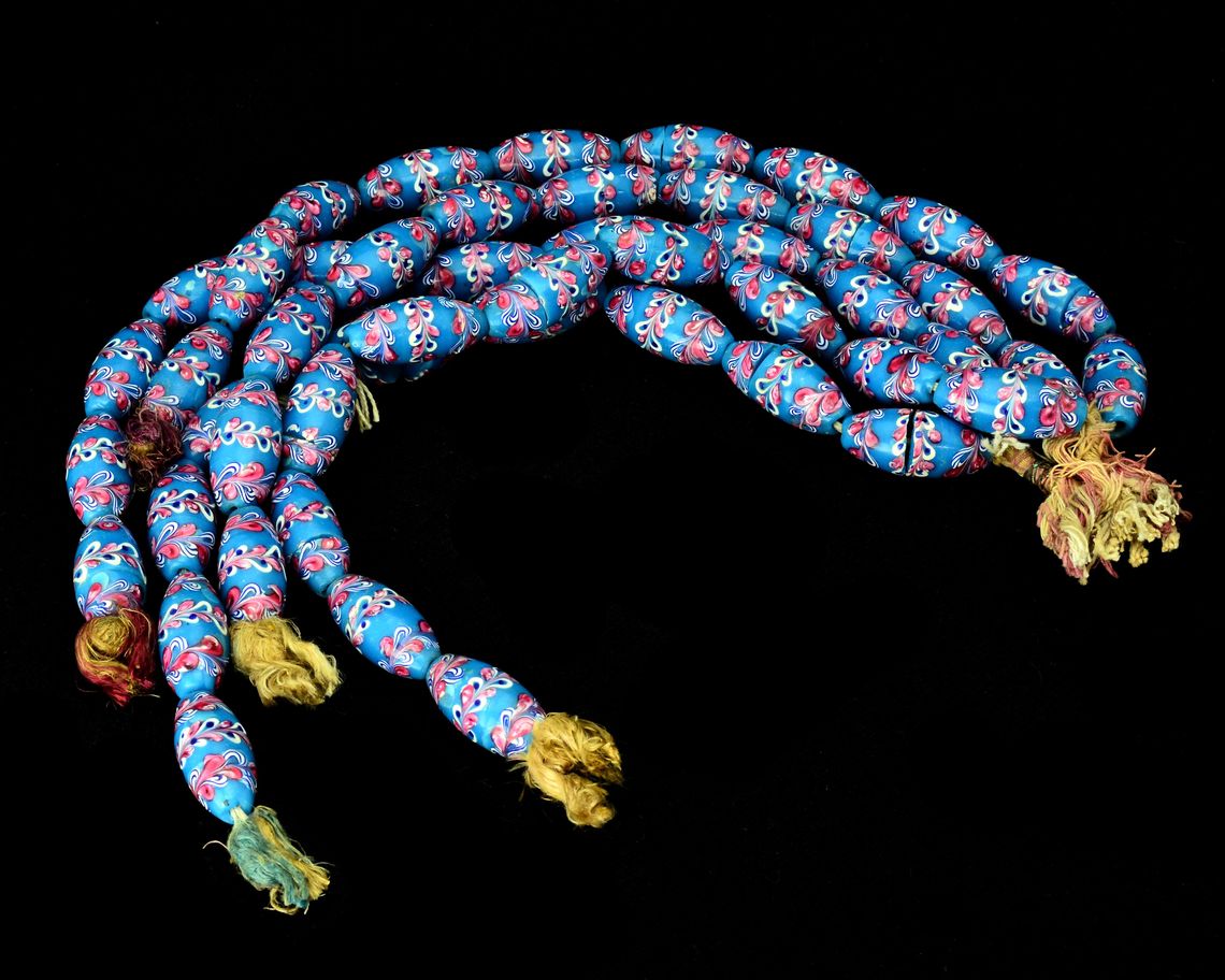 Collana di perle di vetro lavorate a mano sull'azzurro