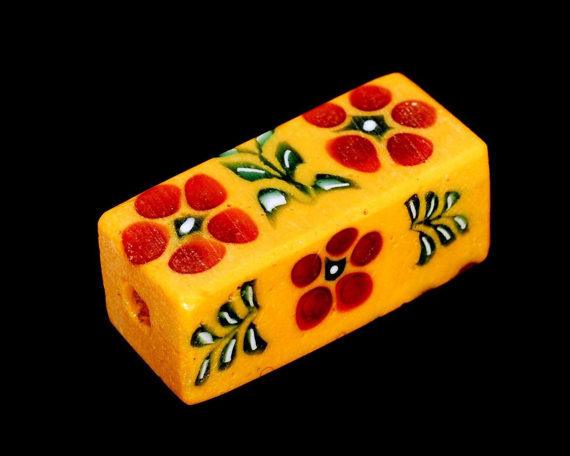 Perla di vetro rettangolare gialla con fiori rossi e foglie verdi