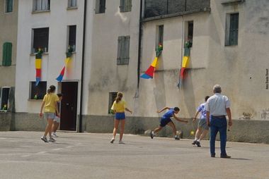 Ragazzi che giocano a tò vegna