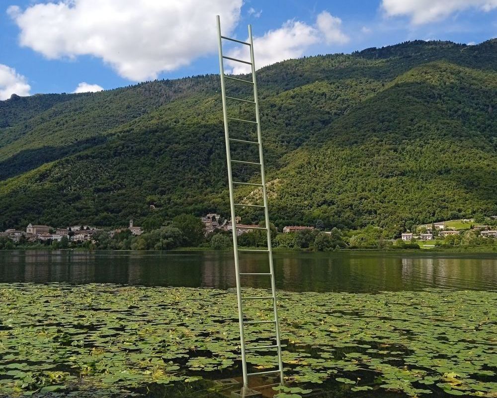 scala che emerge dal lago di Revine