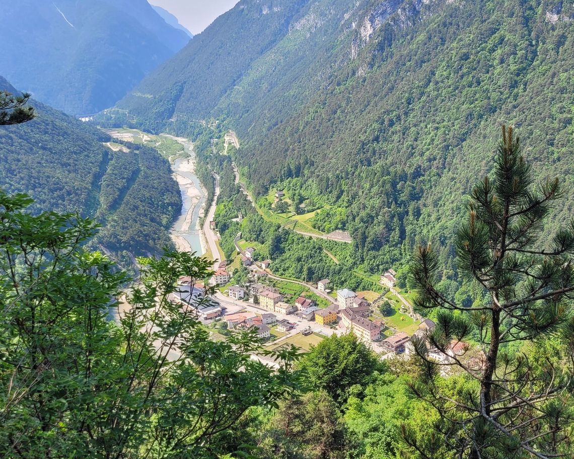 veduta aerea di Perarolo tra i boschi