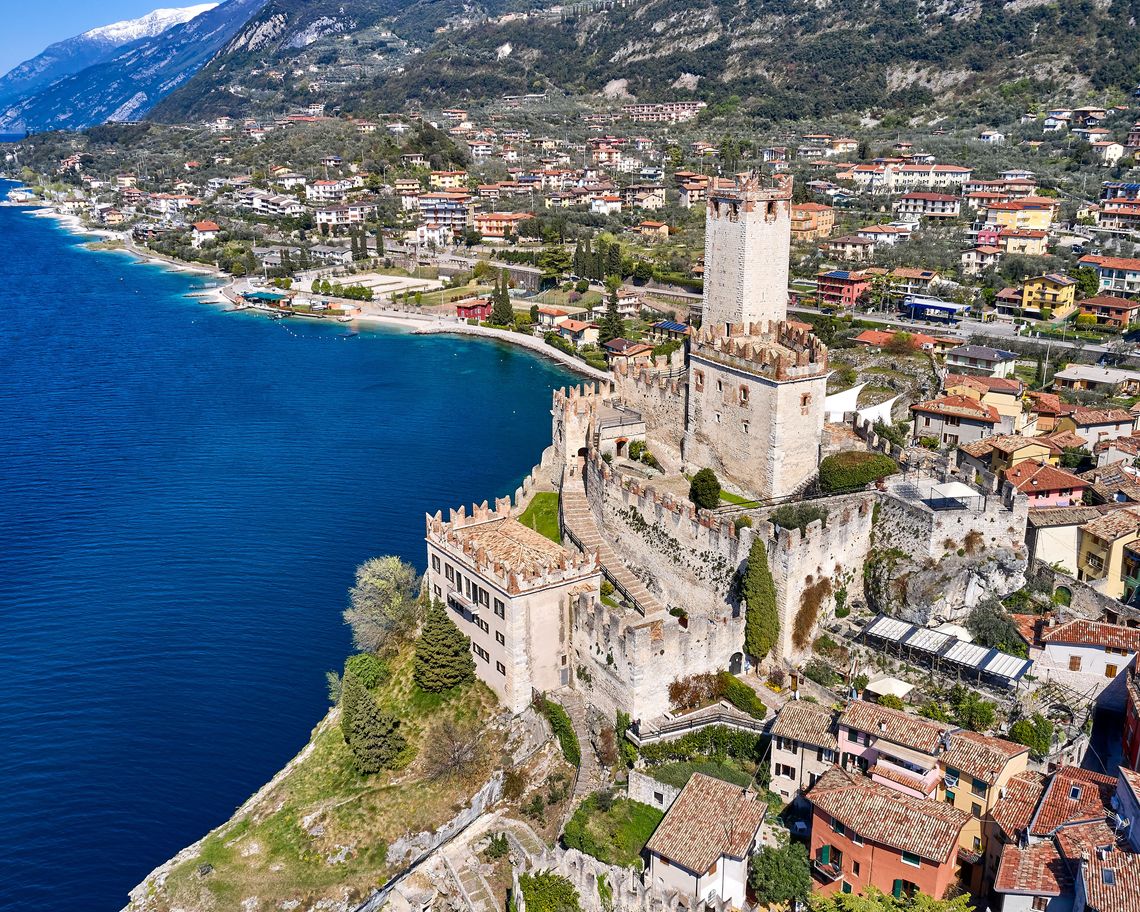 Veduta dall'alto del castello sul mare, del borgo e della costa