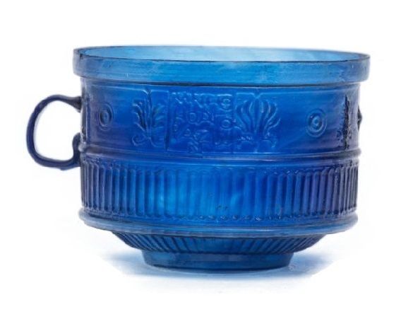 Coppa in vetro blu monoansata vista di lato