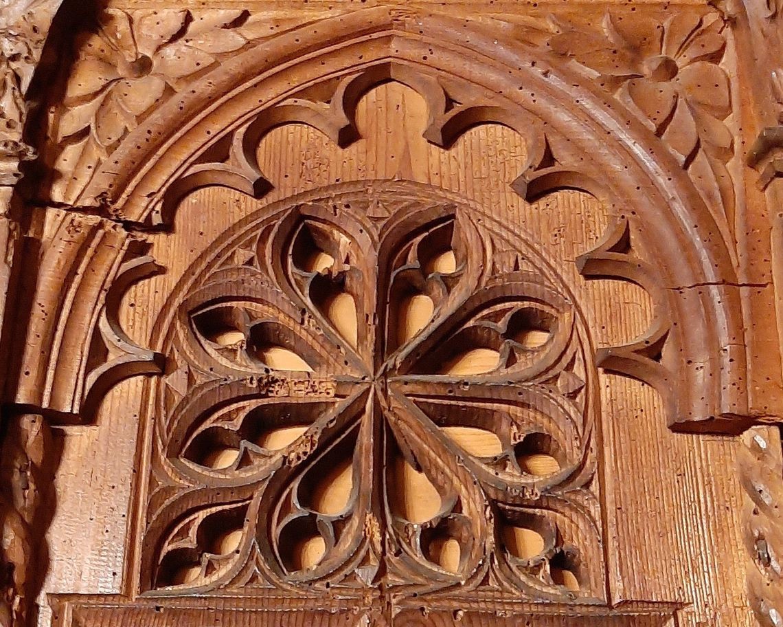 Particolare della grata lignea lavorato ad intaglio