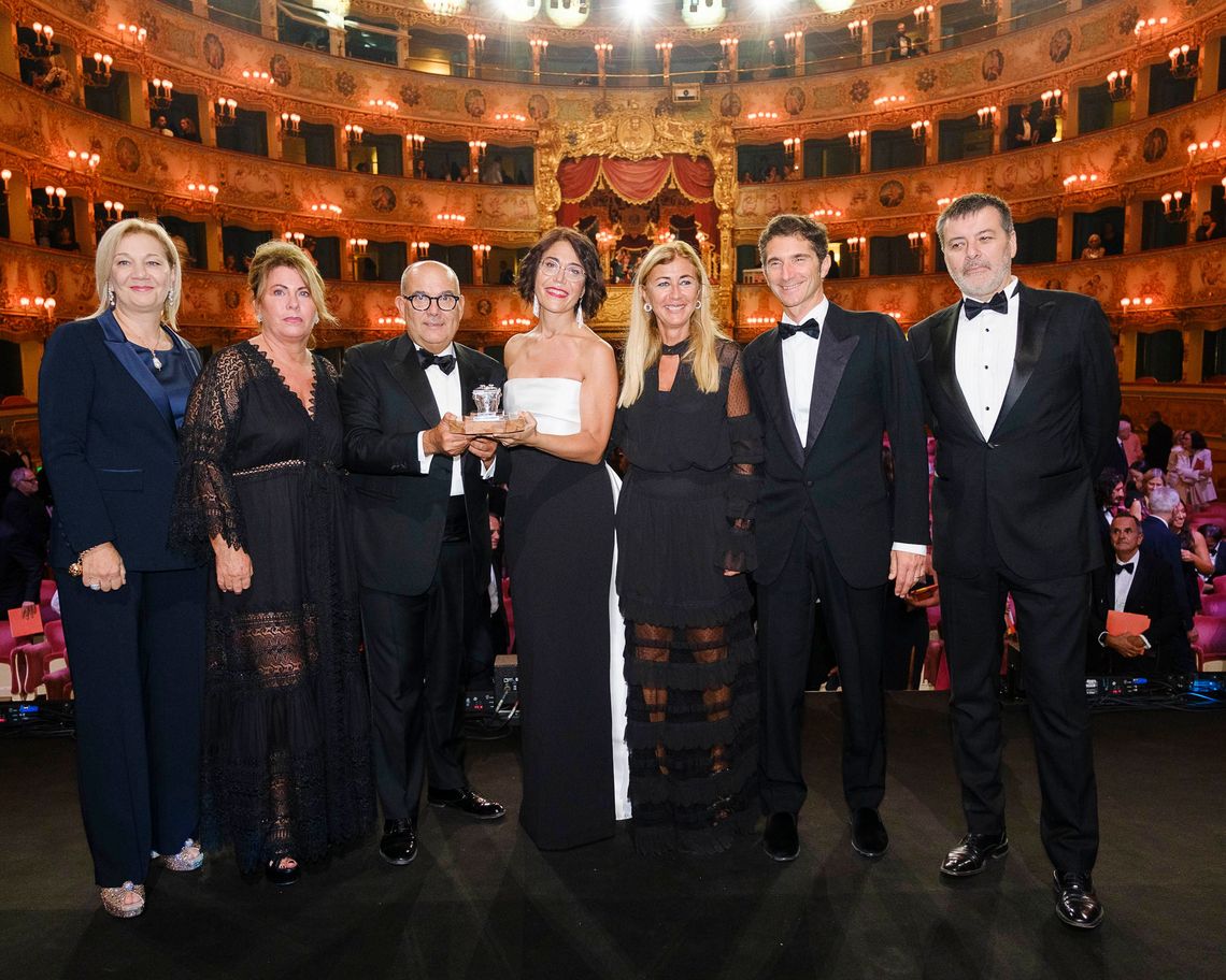 Benedetta Tobagi riceve il Premio dal Presidente de La Fondazione Il Campiello Enrico Carraro al teatro La Fenice