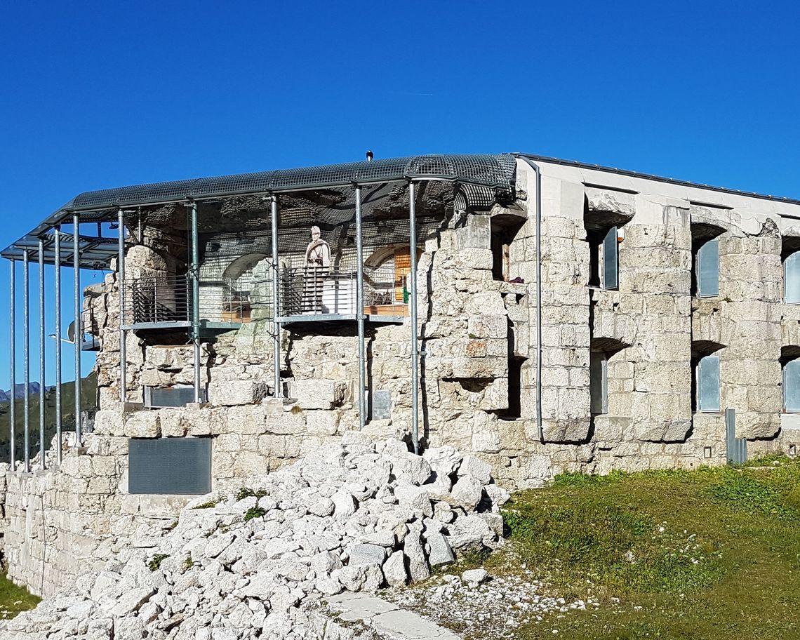 veduta laterale con cartonato di un soldato