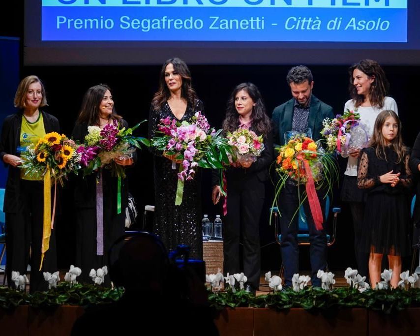 Maria Grazia Cucinotta sul palco con i vincitori