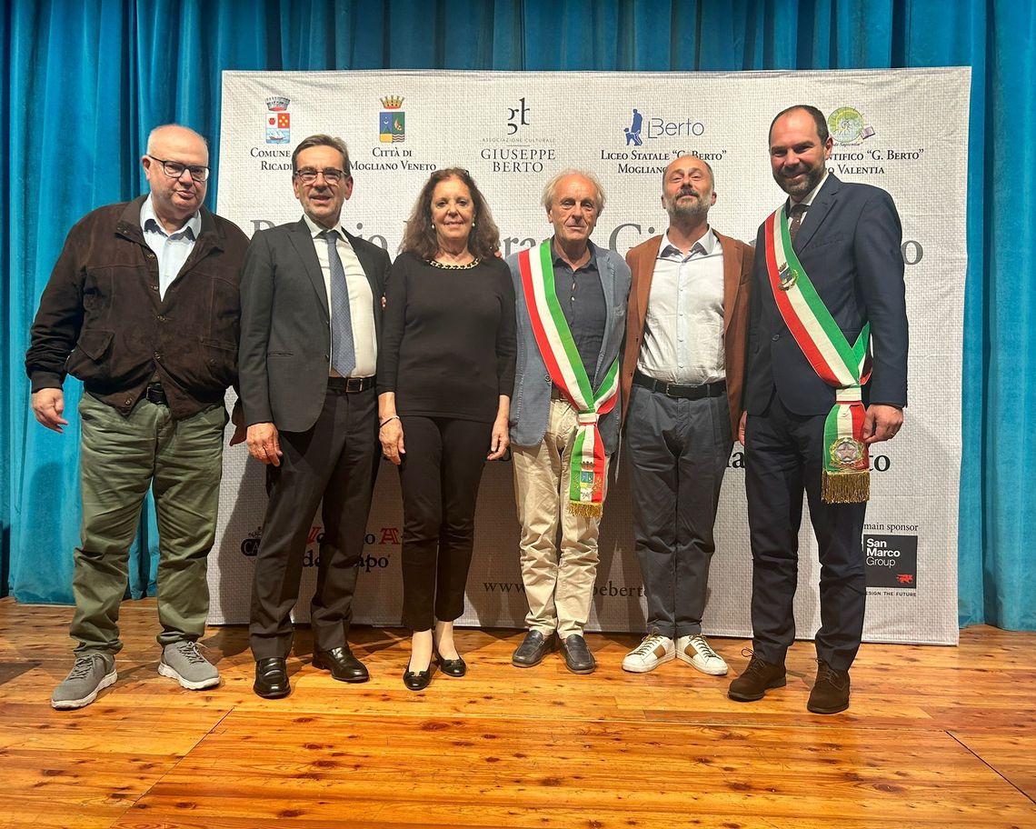 Da sx Federico Geremia (San Mango Group)-Diego Bottaccin(Presidente Ass. Berto)-Antonia Berto (figlia di Giuseppe Berto) Nicola Tripodi (sidaco Ricadi) Alessandro Della Santunione (vincitore Premio Berto 2023)