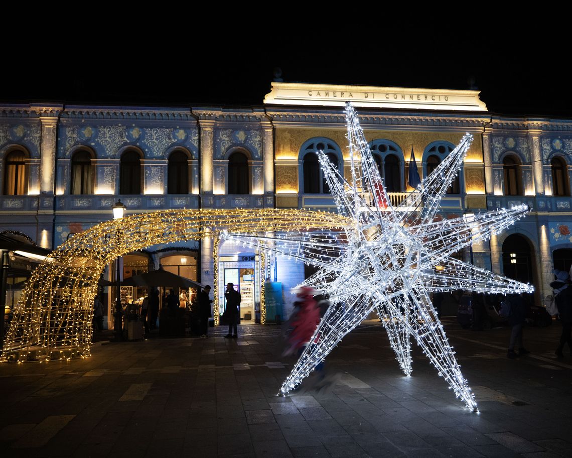 Stella di luci davanti alla Camera di Commercio con proiezioni in blu sulle pareti