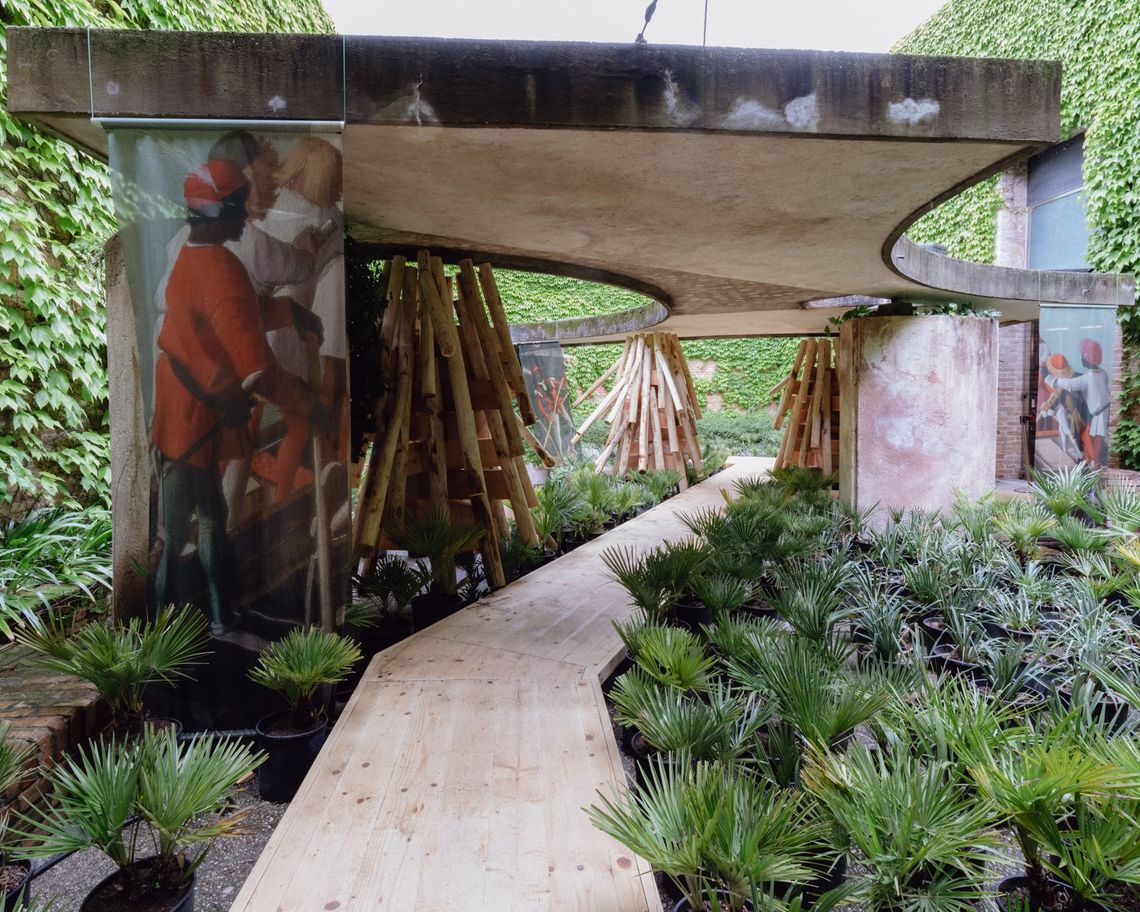 strada tra il verde con pannelli illustrati e canne di bamboo