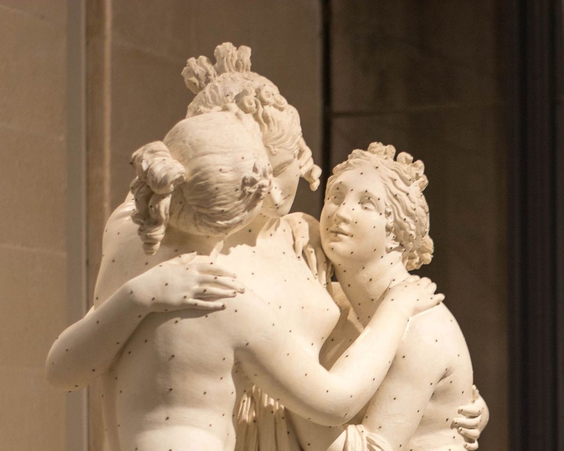 mezzo busto di tre fanciulle abbracciate