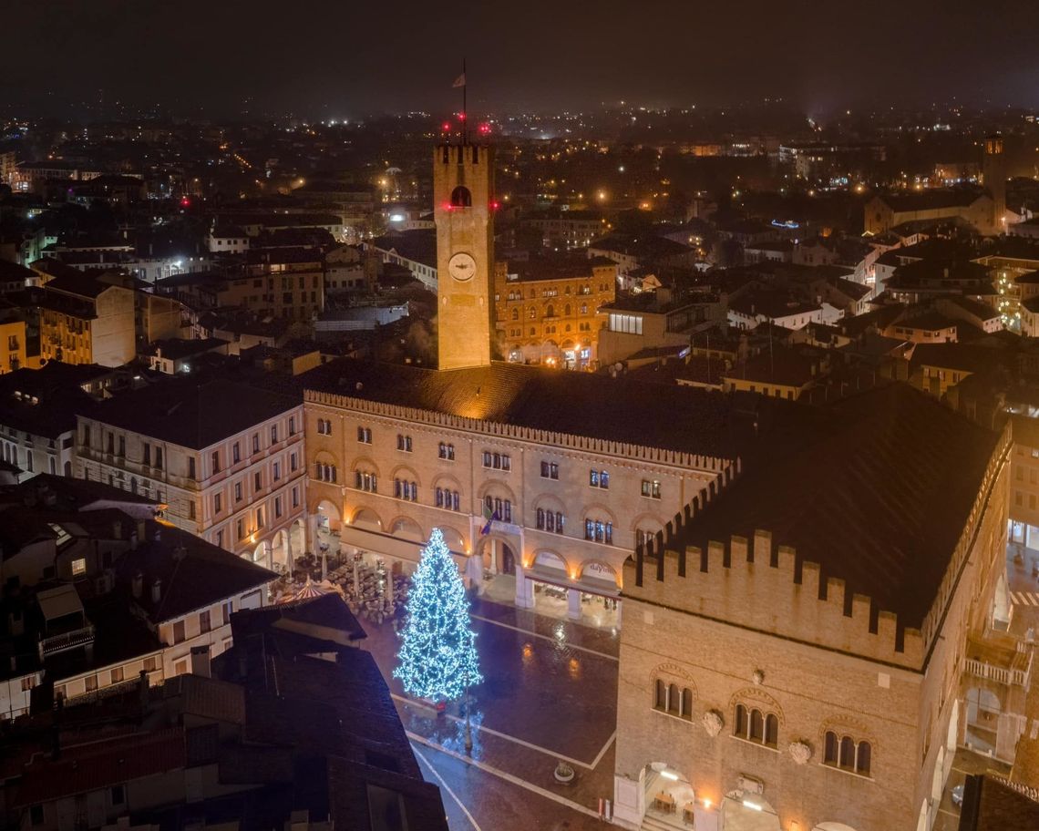 veduta dall'alto di Piazza dei Signori con albero di Natale illuminato al centro