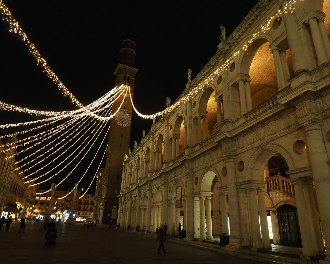 Vicenza, Basilica Palladiana e torre con luminarie