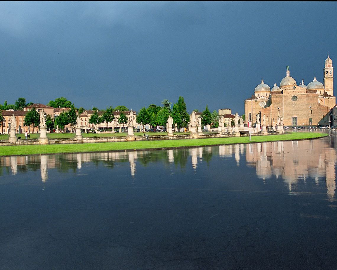 veduta dall'isola Mennia di prato della Valle e della Basilica di Santa Giustina