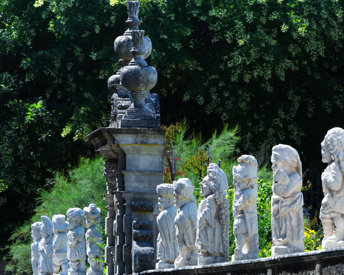 statue dei nani nel muro di conta della villa