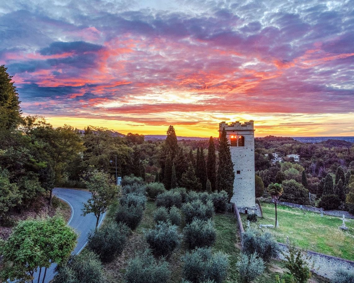 Torre al tramonto in mezzo al verde