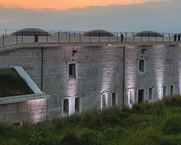 Veduta del forte che si sviluppa in senso orizzontale con le nuvole sullo sfondo all'alba